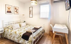 Chambre moderne et équipée chez Patricia et Roger
